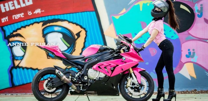Nữ biker quẩy khí thế bên cạnh chiếc BMW S1000RR sắc hồng